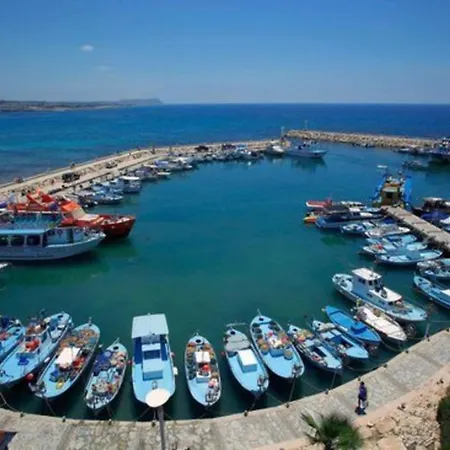 How To Rent Your Own Private Luxury Holiday For Less Than Basic Hotel, 1211 *